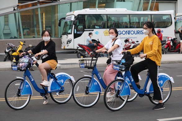 HCM City pilots bicycle-sharing service in downtown  - ảnh 1