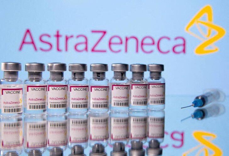AstraZeneca vaccine booster works against Omicron, Oxford lab study finds - ảnh 1