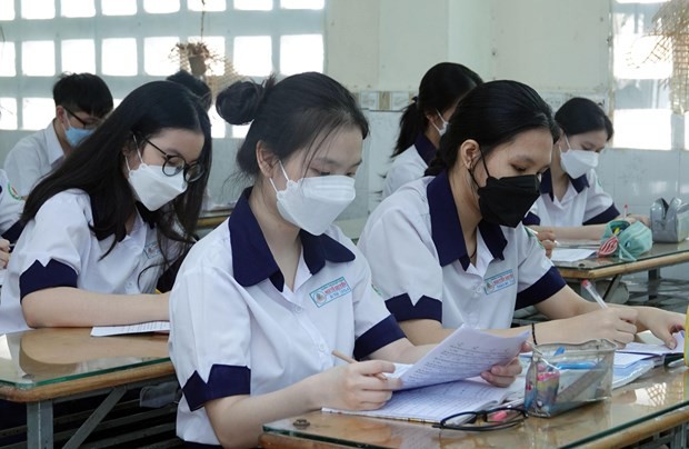 More secondary, high school students in HCM City return to school - ảnh 1