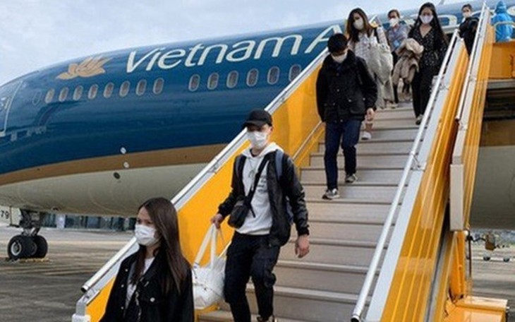 Over 1,700 passengers enter Vietnam on first three days of int’l flight resumption - ảnh 1