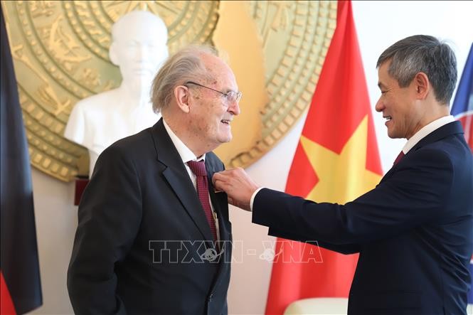 German medical professor honored with Order of Friendship - ảnh 1