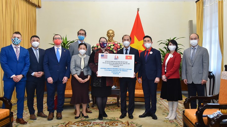 Vietnam gives donation to US to overcome tornado aftermaths  - ảnh 1