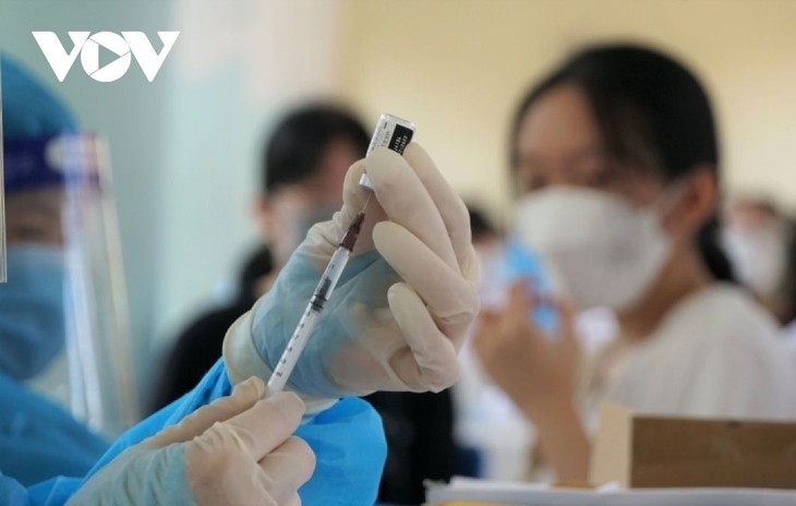 Vietnam speeds up vaccination, strengthens COVID-19 response  - ảnh 1