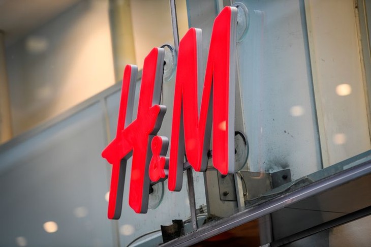 H&M takes on internet rivals with external fashion brands - ảnh 1