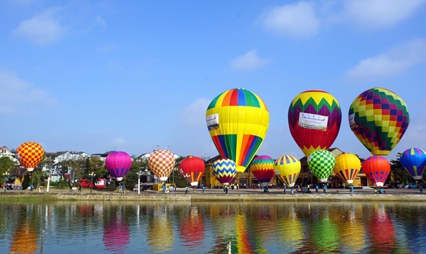 Hot air balloon rides promise tourists memorable trip to Hoi An - ảnh 1