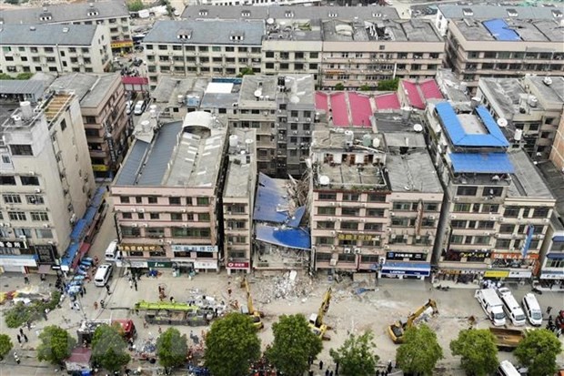 60 people trapped, missing in building collapse in China - ảnh 1