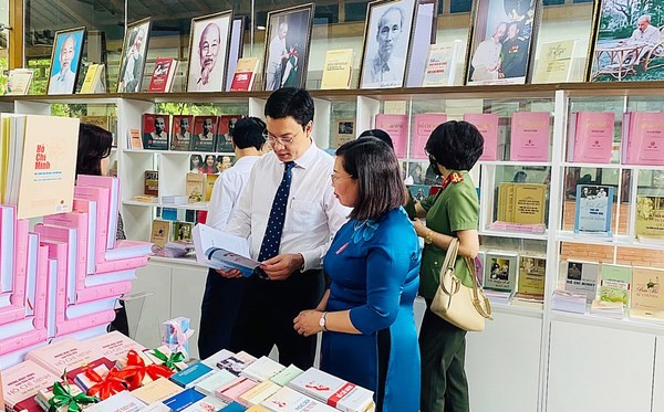 “Ho Chi Minh Bookcase” inaugurated in Hanoi - ảnh 1