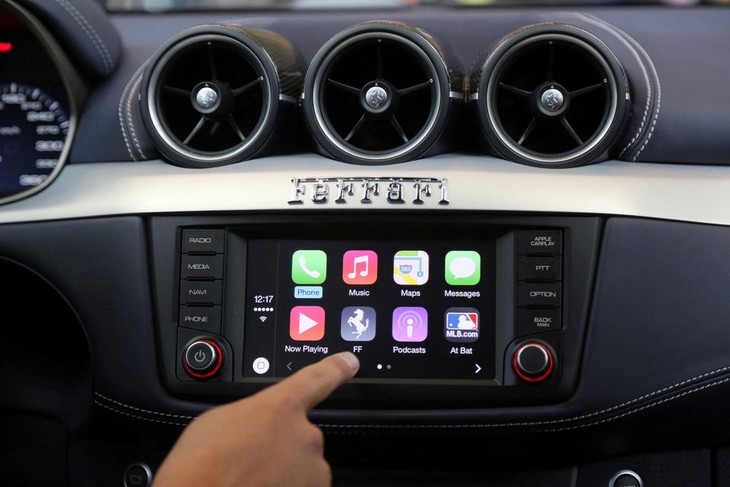 Apple eyes fuel purchases from dashboard as it revs up car software - ảnh 1