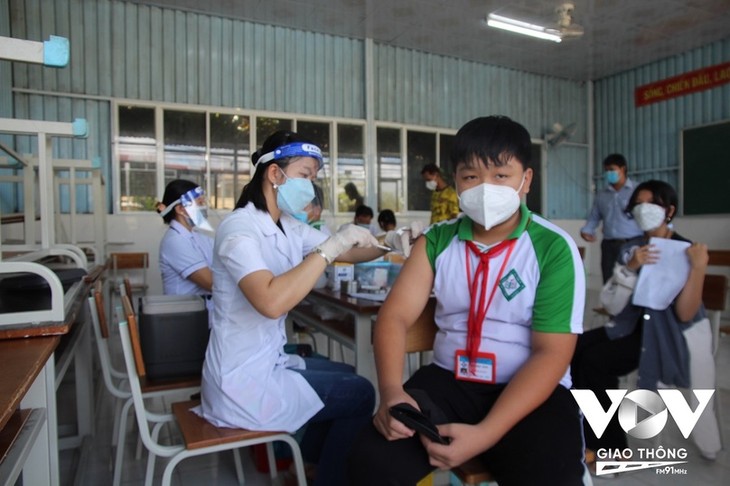 PM urges accelerated COVID-19 vaccination  - ảnh 1