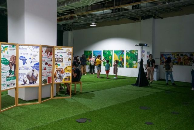 Exhibition offers paintings on wildlife in AR - ảnh 1