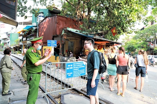 Hanoi authorities begin closing train track coffee shops - ảnh 1