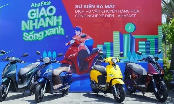 Vinfast, Ahamove launch delivery service using e-bike - ảnh 1