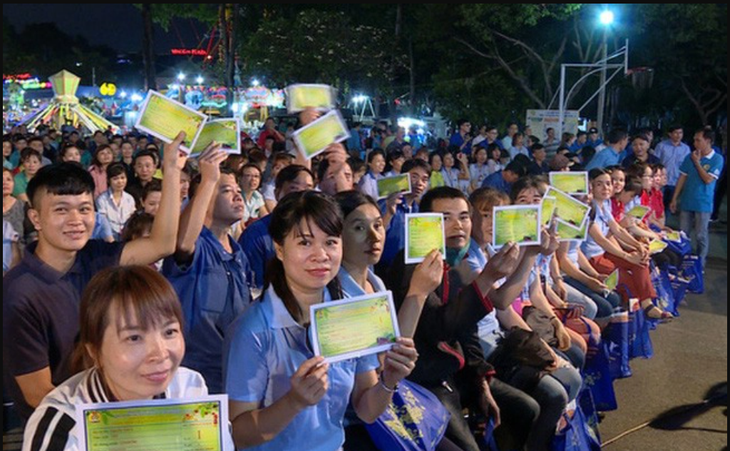 HCM City gifts New Year bus, train, plane tickets to disadvantaged workers  - ảnh 1
