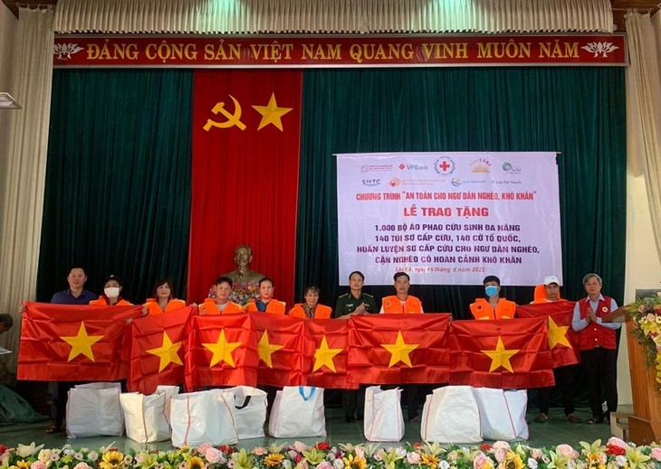 Vietnam Red Cross Society support fishermen - ảnh 1