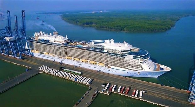 Luxurious cruise ship brings over 3,800 visitors to Vietnam - ảnh 1