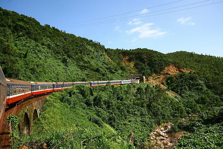 British reporter calls North-South train the best way to explore Vietnam - ảnh 1