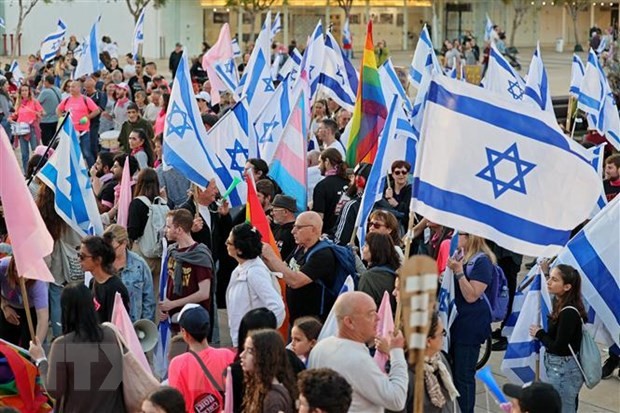 Tens of thousands of Israelis again protest judicial reform plan - ảnh 1