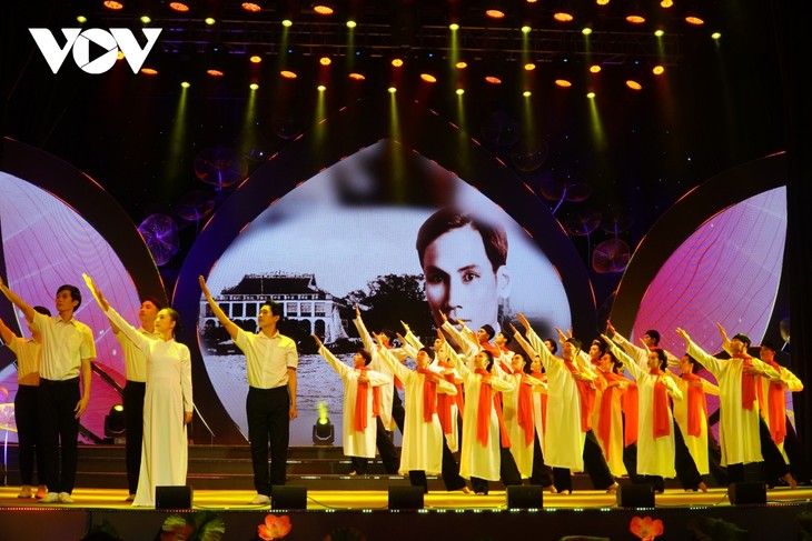 Special art program marks 112 years of Ho Chi Minh's departure for national salvation - ảnh 1