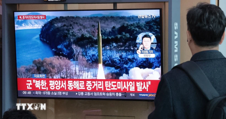 North Korea successfully test-fires new intermediate-range ballistic missile - ảnh 1