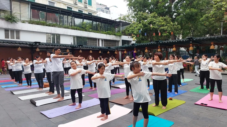 40 provinces and cities mark International Yoga Day 2024 - ảnh 1