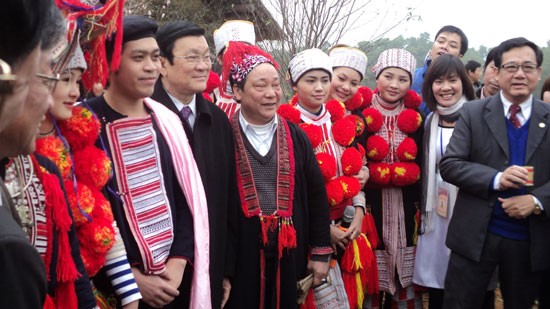 ประธานแห่งรัฐเวียดนามได้เดินทางไปเยี่ยมเยือน อวยพรตรุษเต๊ตหมู่บ้านวัฒนธรรมชนเผ่า - ảnh 1