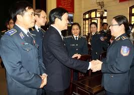 ประธานแห่งรัฐเวียดนามแลกเปลี่ยนข้อราชการกับกรมตำรวจทะเลเวียดนาม - ảnh 1