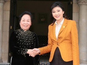 นางสาวยิ่งลักษณ์ ชินวัตร นายกรัฐมนตรีให้การต้อนรับรองประธานประเทศเวียดนาม - ảnh 1