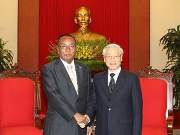 เลขาธิการใหญ่พรรคคอมมิวนิสต์เวียดนาม Nguyễn Phú Trọng ให้การต้อนรับประธานวุฒิสภาพม่าคินอ่องมินต์ - ảnh 1
