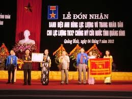 รองประธานประเทศNguyễn Thị Doan มอบหนังสือรับรองเป็นวีรชนกองกำลังติดอาวุธ - ảnh 1