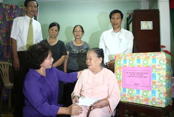 รองประธานรัฐสภาNguyễn Thị Kim Ngân เดินทางไปเยือนครอบครัวที่อยู่ในเป้านโยบายที่เถื่อเทียนเว้ - ảnh 1