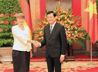 ประธานประเทศTrương Tấn Sangให้การต้อนรับบรรดาเอกอัครราชทูตที่เข้ายื่นสาส์นตราตั้ง - ảnh 1