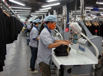 อุตสาหกรรมสิ่งทอและเสื้อผ้าสำเร็จรูปเวียดนามฟันฝ่าอุปสรรคเพื่อบรรลุเป้าหมายการส่งออก - ảnh 1