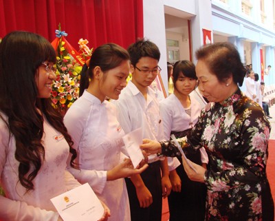 รองประธานประเทศNguyễn Thị Doan มอบทุนการศึกษาให้แก่เด็กที่ยากจน - ảnh 1