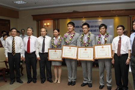 คณะนักเรียนเวียดนามได้รับรางวัลในการแข่งขันโอลิมปิกคอมพิวเตอร์ - ảnh 1