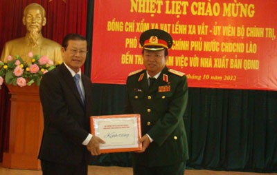 รองนายกรัฐมนตรีลาวเยือนสำนักพิมพ์กองทัพประชาชนเวียดนาม - ảnh 1