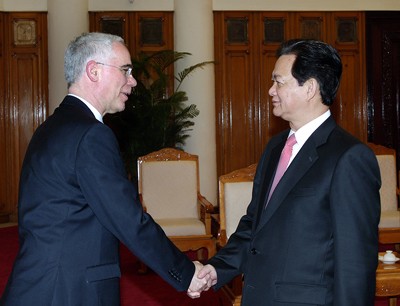 นายกรัฐมนตรีเวียดนามNguyễn Tấn Dũngให้การต้อนรับรัฐมนตรีกระทรวงทรัพยากรณ์มนุษย์ของฮังการี - ảnh 1