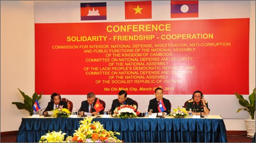 การประชุมคณะกรรมาธิการความมั่นคงและการป้องกันประเทศแห่งรัฐสภาเวียดนาม ลาว กัมพุชา - ảnh 1