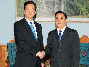 นายกรัฐมนตรีเวียดนามNguyễn Tấn Dũng พบปะกับนายกรัฐมนตรีลาว - ảnh 1