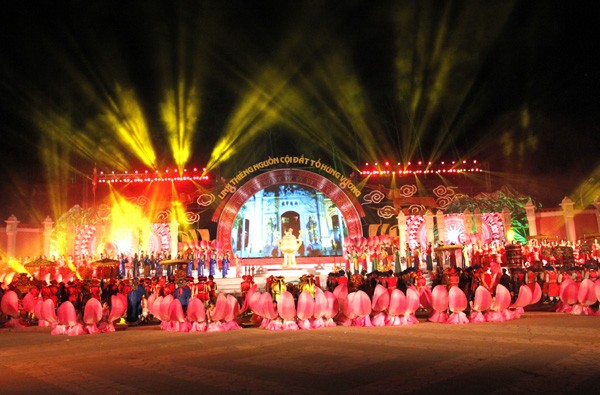 ประธานประเทศTrương Tấn Sangเข้าร่วมพิธีเปิดเทศกาลวิหารบรรพกษัตริย์Hùngปี๒๐๑๓ - ảnh 3
