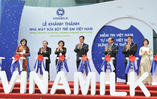 นายกรัฐมนตรีNguyễn Tấn Dũng เข้าร่วมพิธีเปิดโรงงานผลิตนมผงสำหรับเด็ก - ảnh 1