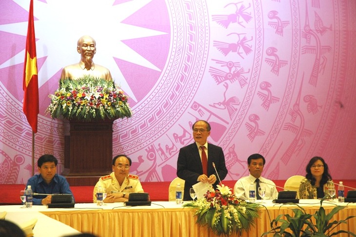 ประธานรัฐสภาNguyễn Sinh Hùngพบปะกับคณะตัวแทนตำรวจรุ่นใหม่ดีเด่น - ảnh 1