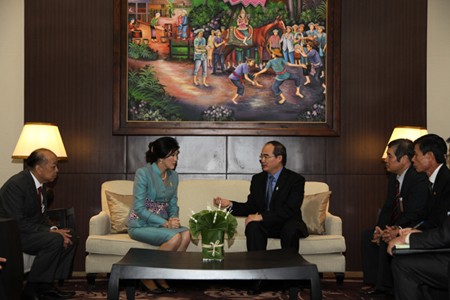 รองนายกรัฐมนตรีNguyễn Thiện Nhân พบปะกับนางสาวยิ่งลักษณ์ ชินวัตรนายกรัฐมนตรีไทย - ảnh 1