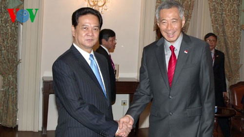 นายกรัฐมนตรีเวียดนามNguyễn Tấn Dũngพบปะกับบรรดาผู้นำสิงคโปร์ - ảnh 1