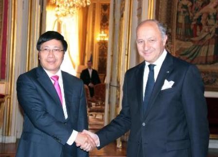 รัฐมนตรีต่างประเทศเวียดนามเจรจากับรัฐมนตรีต่างประเทศฝรั่งเศส - ảnh 1