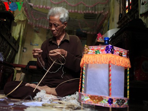 การทำโคมไฟหมุนที่หมู่บ้านด่านเวียน กรุงฮานอย - ảnh 2
