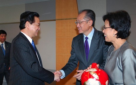 นายกรัฐมนตรีเวียดนามเหงวียนเติ้นหยุงให้การต้อนรับผู้นำธนาคารโลกและกองทุนการเงินระหว่างประเทศ - ảnh 1