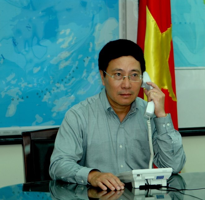 ท่านฝ่ามบิ่งมินห์รองนายกรัฐมนตรีเวียดนามเจรจาทางโทรศัพท์กับท่านหวังอี้รัฐมนตรีต่างประเทศจีน - ảnh 1