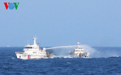 เรือจีนเข้าปิดล้อมเรือประมงและขัดขวางเรือบังคับใช้กฎหมายของเวียดนามในบริเวณที่ติดตั้งแท่นขุดเจาะ - ảnh 1