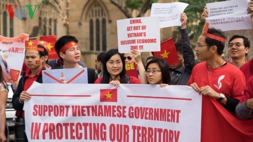  ชมรมชาวเวียดนามที่อาศัยในหลายประเทศจัดการชุมนุมเพื่อประท้วงปฏิบัติการของจีนในทะเลตะวันออก - ảnh 1