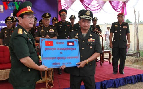 กองทัพเวียดนามให้ความช่วยเหลือแก่กองทัพกัมพูชาเป็นจำนวนเงินกว่า๒๑ล้านเหรียญสหรัฐ - ảnh 1